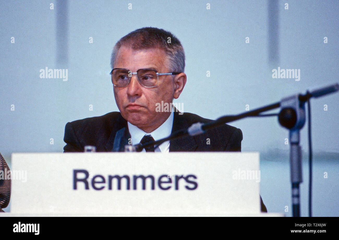Werner Remmers, deutscher Volkswirt und Politiker, Deutschland 1990. Économiste et homme politique allemand Werner Remmers, Allemagne 1990. Banque D'Images