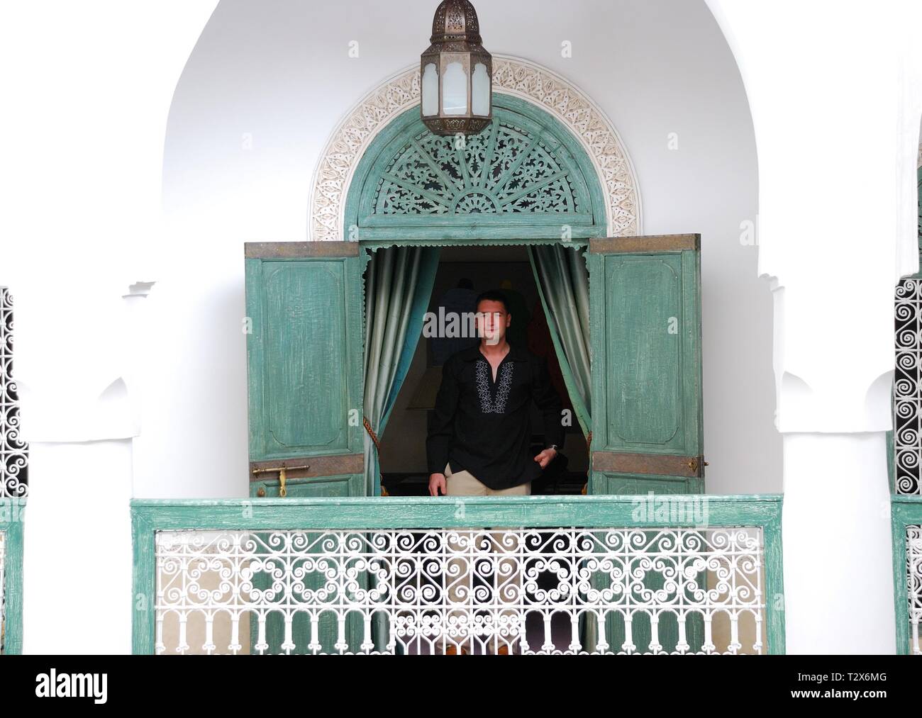 Homme marchant sur le balcon dans une maison marocaine Banque D'Images