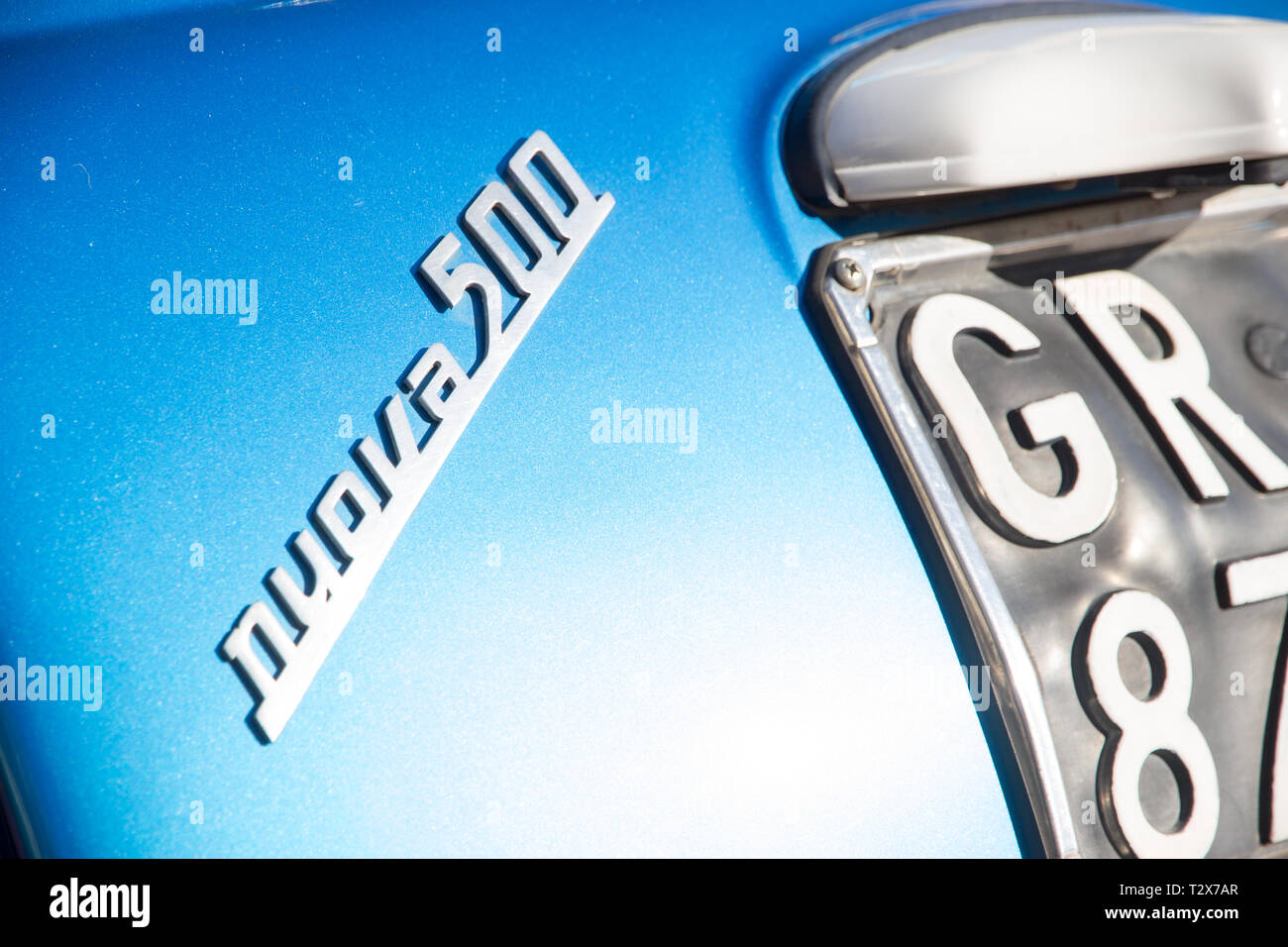 Follonica, Italie - 31 mars 2019 : Fiat 500 Vintage détail et réflexions dans une journée de printemps d'été en Italie Banque D'Images