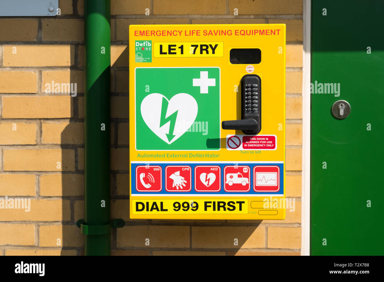 Défibrillateur automatisé externe attaché à un mur de briques à Leicester Banque D'Images