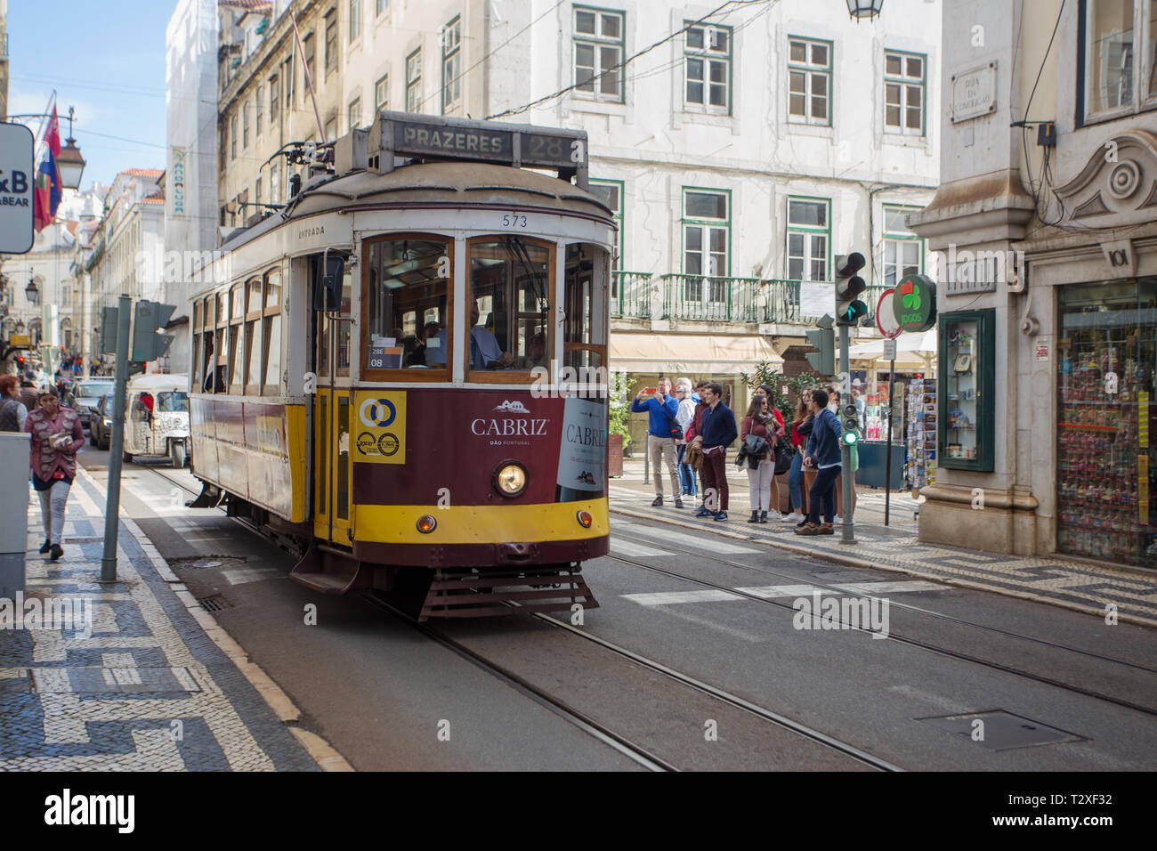 Le Tram 28 dans le centre de Lisbonne, Portugal:un tramway traditionnel Banque D'Images