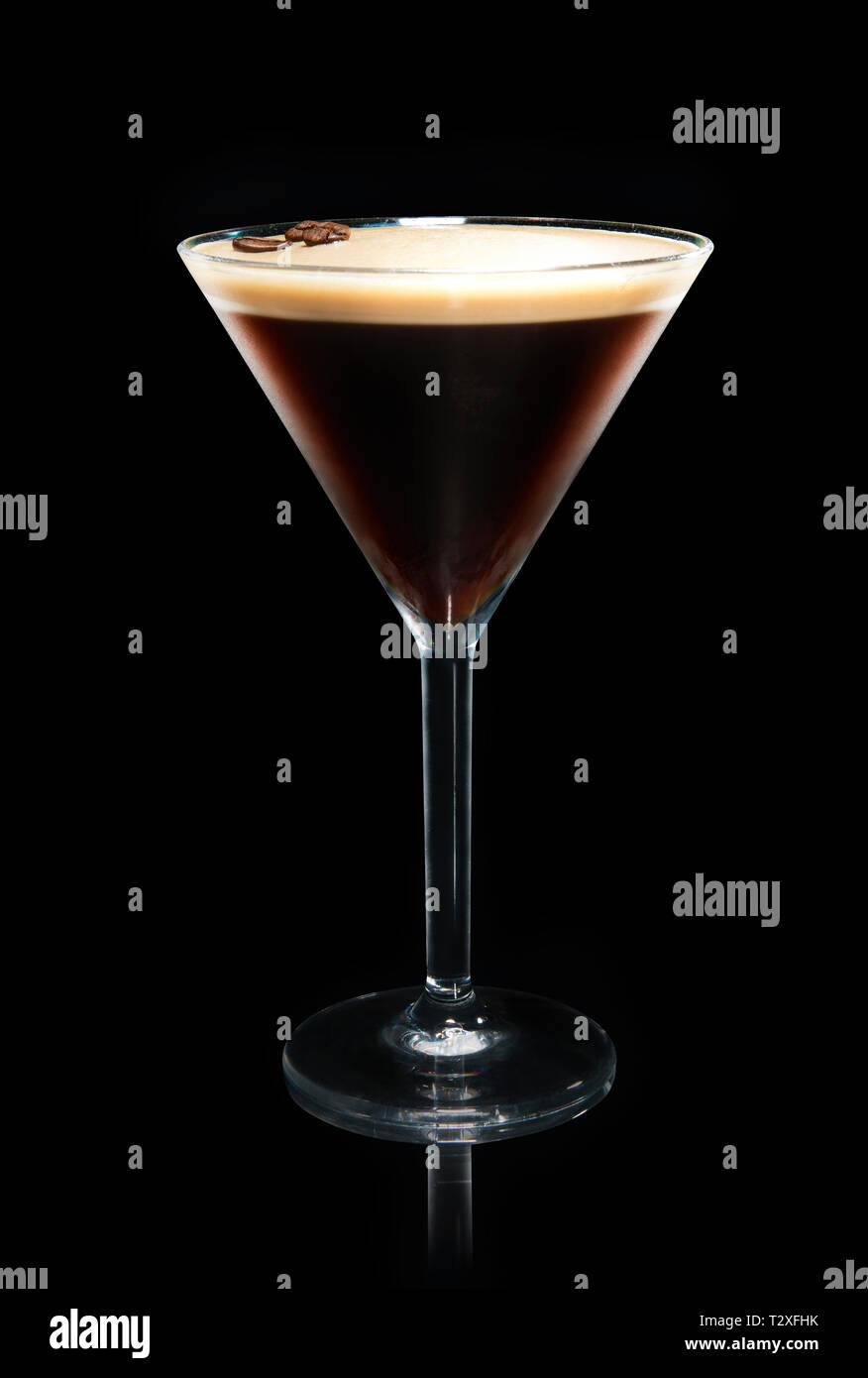 Cocktail martini espresso sur fond noir Banque D'Images
