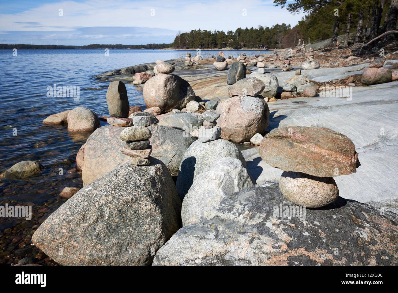 Paysage d'été paisible de la mer Baltique dans Kasnäs, Kemiö, Finlande. Prise de vue au grand angle des rochers sur le bord de la mer dans l'archipel finlandais. Banque D'Images Paysage d'été paisible de la mer Baltique dans Kasnäs, Kemiö, Finlande. Prise de vue au grand angle des rochers sur le bord de la mer dans l'archipel finlandais. Banque D'Images