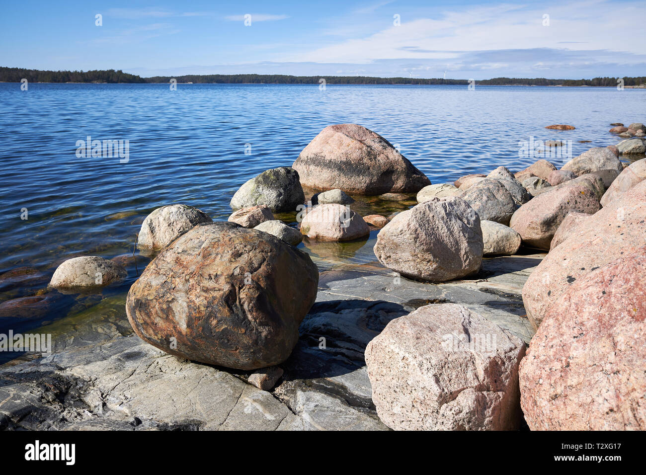 Paysage d'été paisible de la mer Baltique dans Kasnäs, Kemiö, Finlande. Prise de vue au grand angle des rochers sur le bord de la mer dans l'archipel finlandais. Banque D'Images Paysage d'été paisible de la mer Baltique dans Kasnäs, Kemiö, Finlande. Prise de vue au grand angle des rochers sur le bord de la mer dans l'archipel finlandais. Banque D'Images