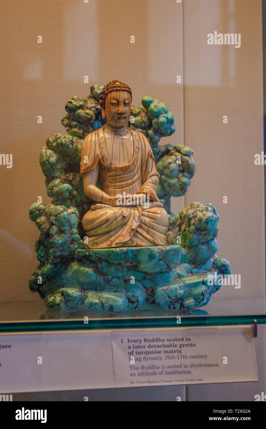 Bouddha assis en dhyanasana en ivoire (méditation) dans une autre