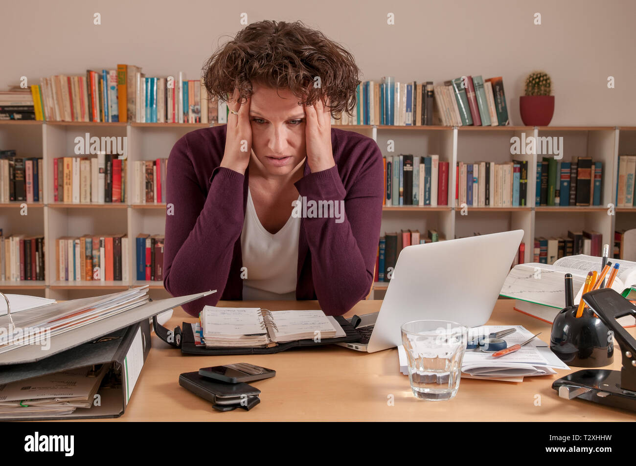 Jeune femme a insisté sur le travail à domicile Banque D'Images
