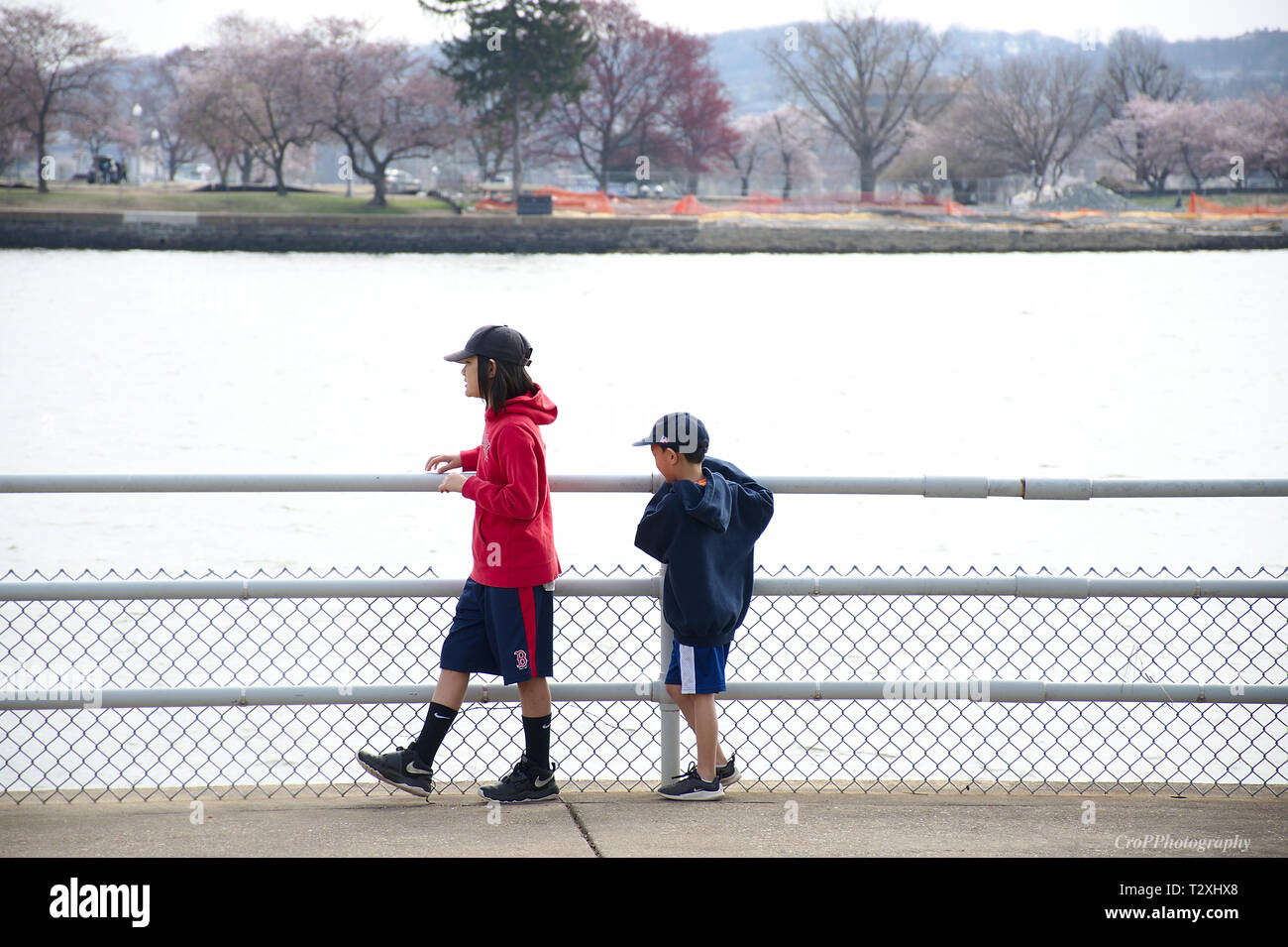 Deux jeunes qui se promenaient dans balustrade près de l'eau Banque D'Images