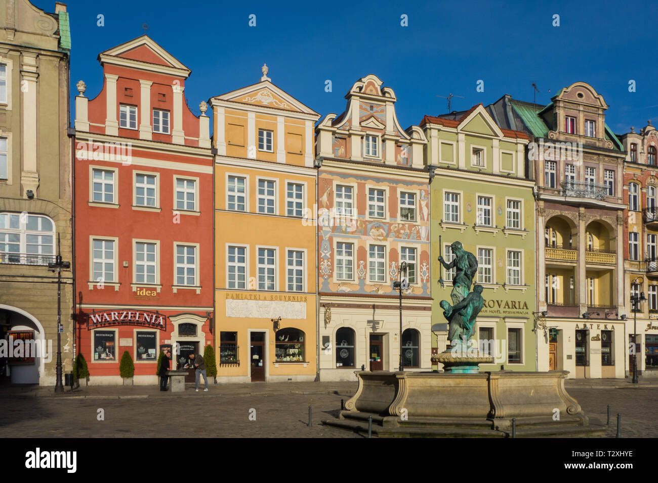 La place de la vieille ville dans la ville polonaise de Poznan Pologne avec ses maisons aux couleurs vives restaurants et cafés Banque D'Images