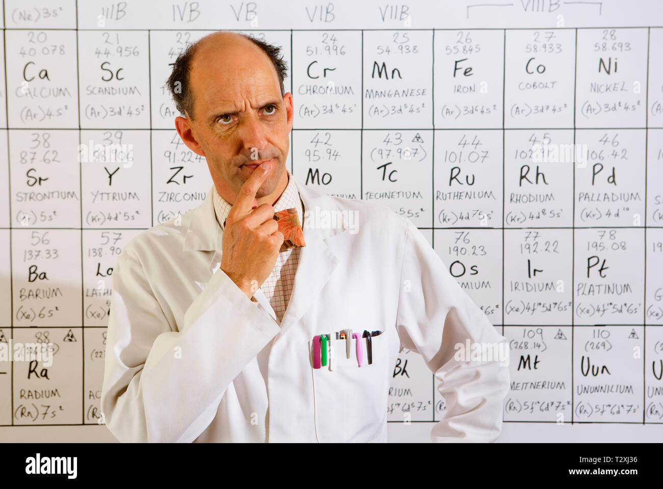 Professeur de race blanche d'âge moyen de réfléchir Banque D'Images