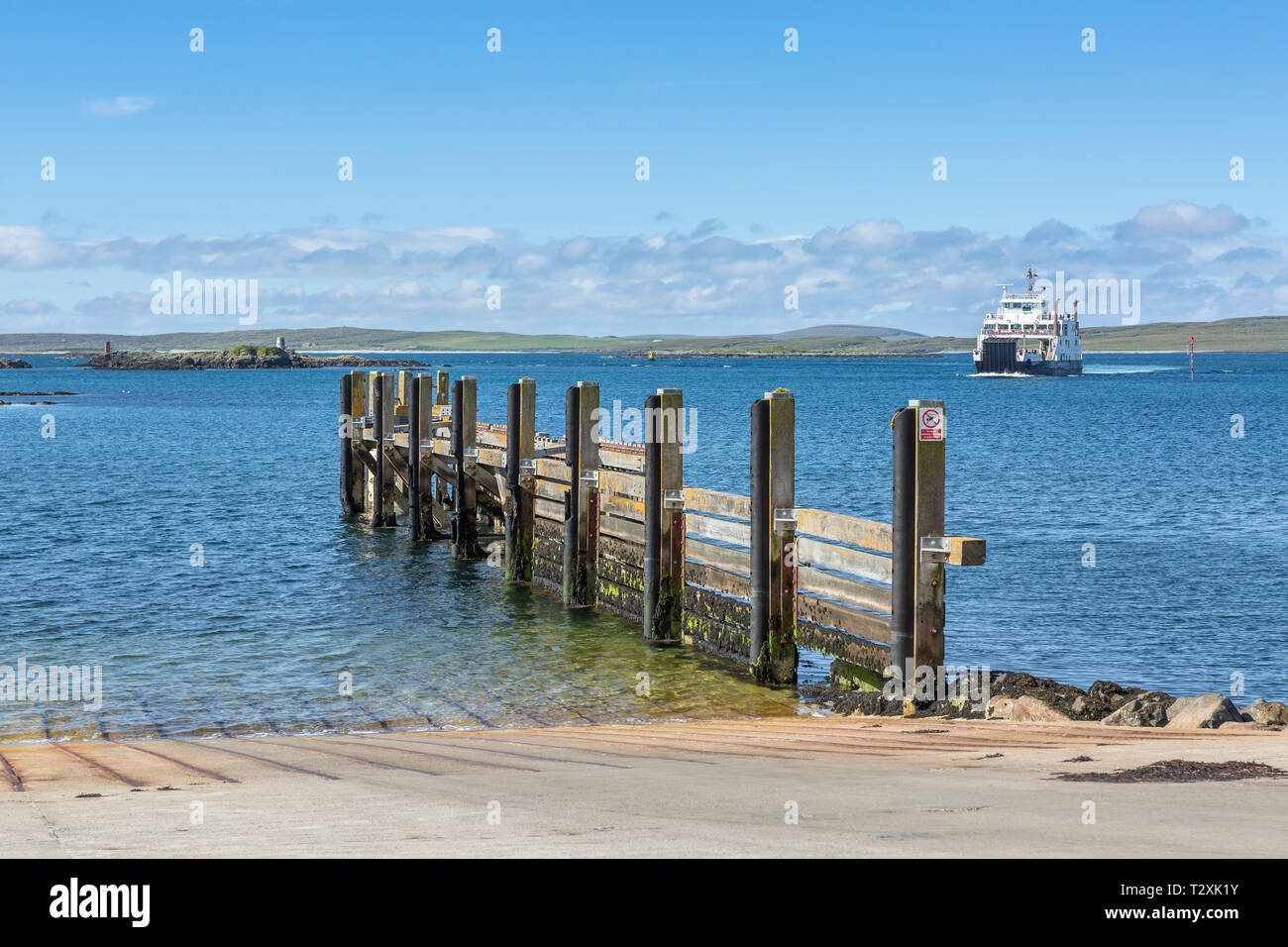 Berneray Leverburgh - car-ferry arrivant à port ferry Leverburgh, Isle of Harris, îles Hébrides, Ecosse, Royaume-Uni Banque D'Images