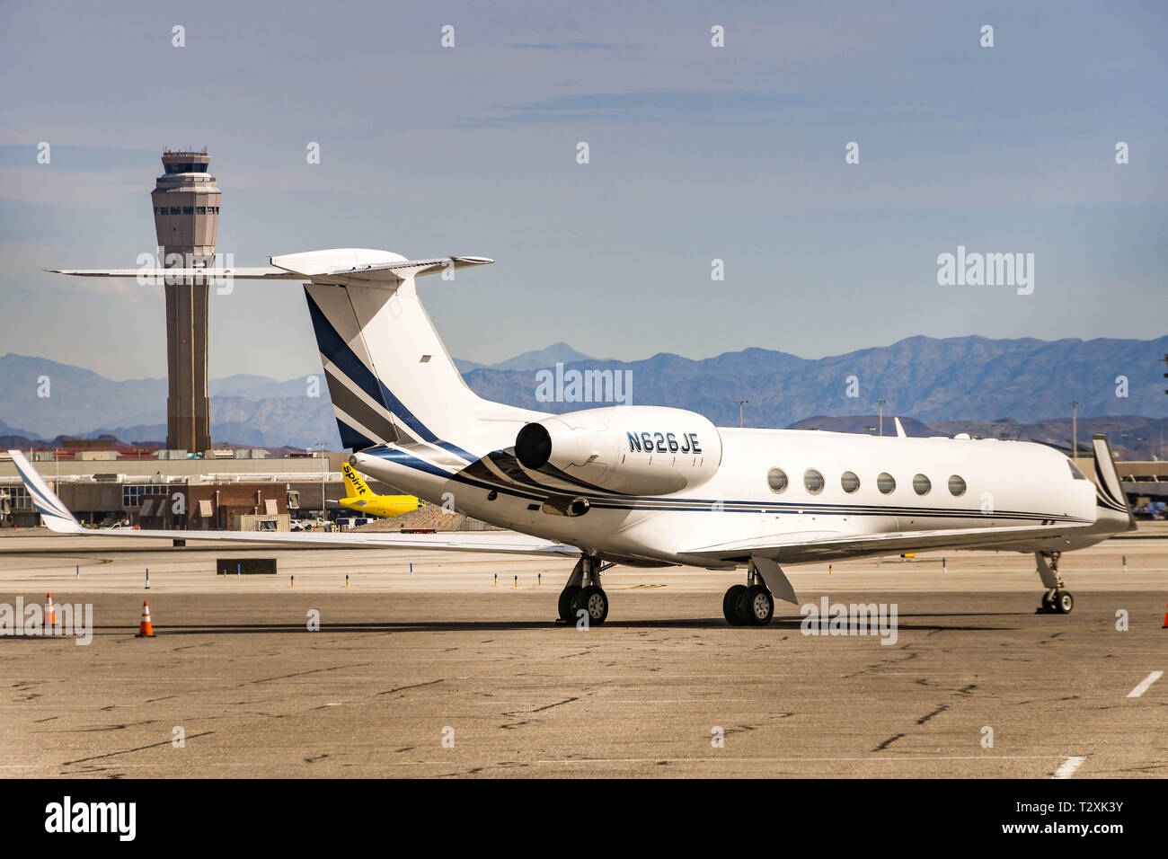 LAS VEGAS, NEVADA, USA - Février 2019 : Gulfstream V executive jet privé stationné à l'aéroport international McCarran de Las Vegas. Dans l'arrière-plan est Banque D'Images