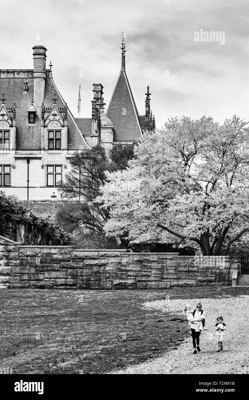 Une mère et deux filles marchent sur le chemin derrière la maison Biltmore au début du printemps, à Asheville NC, États-Unis Banque D'Images