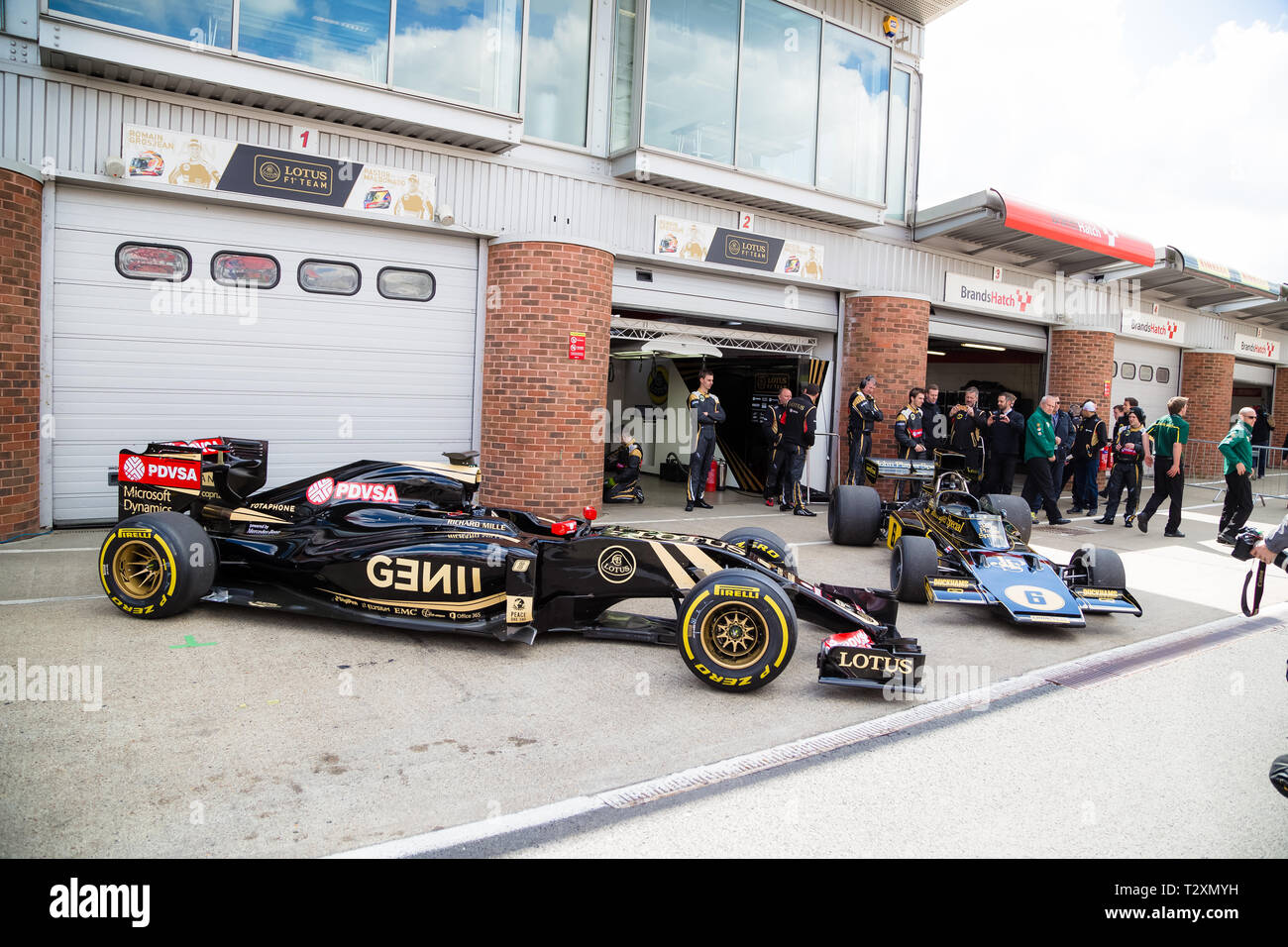 Lotus F1 cars le Lotus 72 et le Lotus E23 hybrid sont parqués en dehors de la garages à Brands Hatch. Banque D'Images