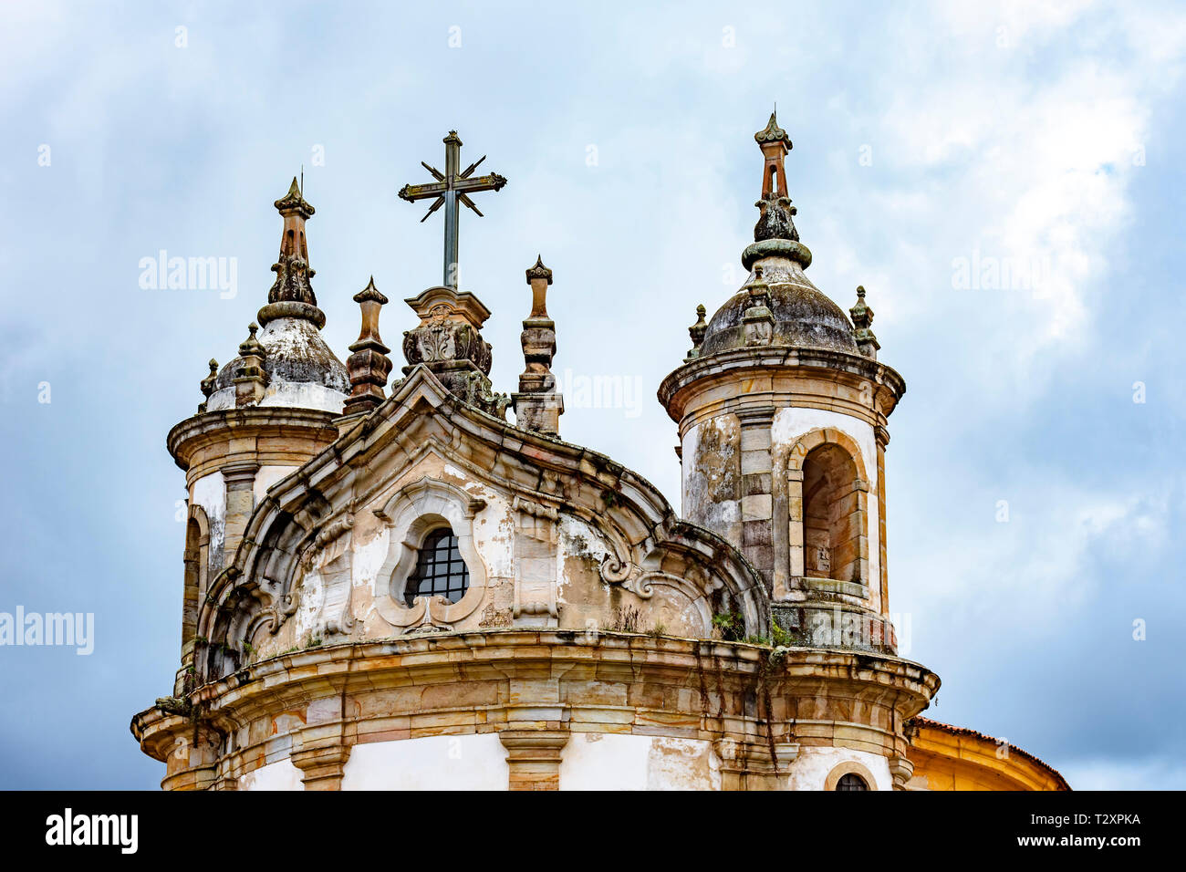 Tour de l'Église vieille-catholique d'ornements du 18ème siècle situé dans le centre de la célèbre ville historique d'Ouro Preto, dans le Minas Gerais Banque D'Images