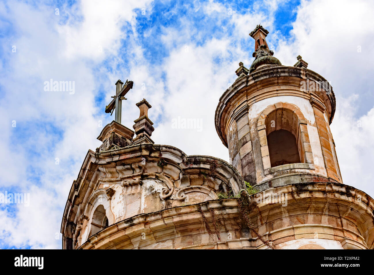 Tour de l'Église vieille-catholique, ornements et crucifix du 18e siècle situé dans le centre de la célèbre ville historique d'Ouro Preto Minas en G Banque D'Images