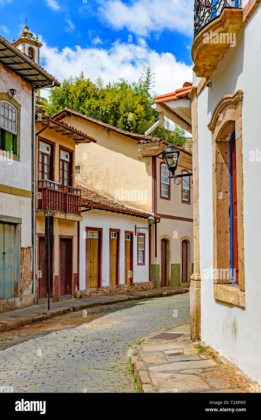 Façade de vieilles maisons construites dans l'architecture coloniale avec leurs balcons, toits et des détails colorés dans la ville historique d'Ouro Preto en Minas Ger Banque D'Images