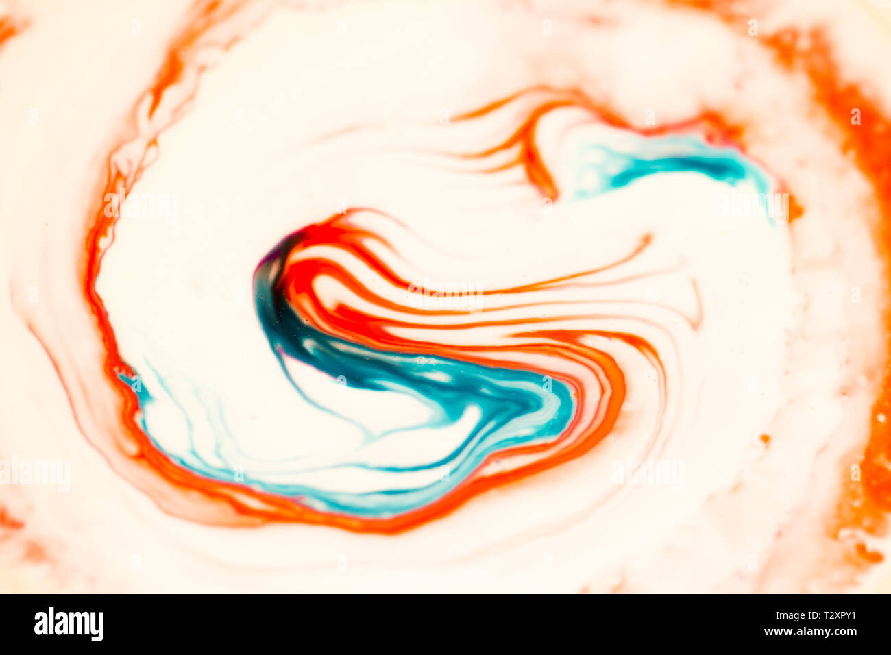 Colorant alimentaire rouge et bleu mélangé avec de la crème Photo Stock -  Alamy