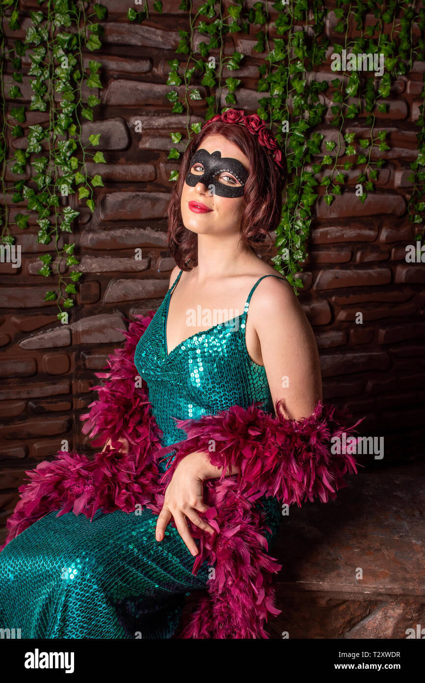 Une femme dans une robe verte et masque vert à un bal masqué Photo Stock -  Alamy