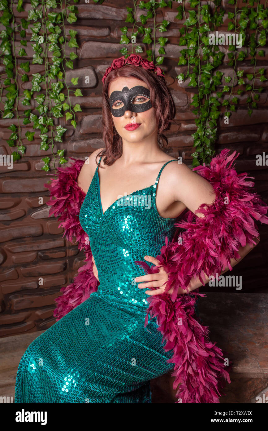 Une femme dans une robe verte et masque vert à un bal masqué Photo Stock -  Alamy