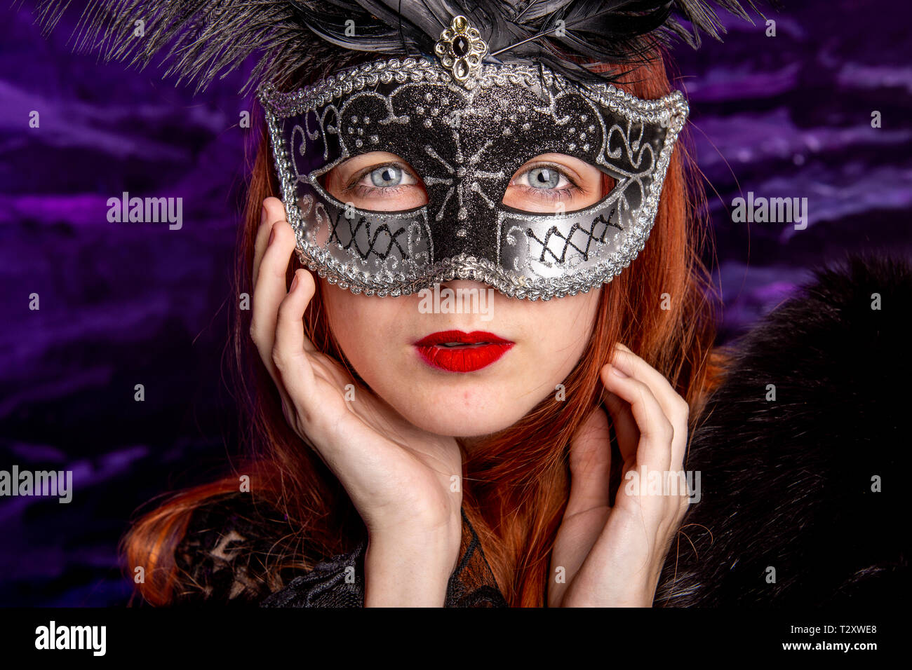 Une femme vêtue jusqu'à un bal masqué Photo Stock - Alamy