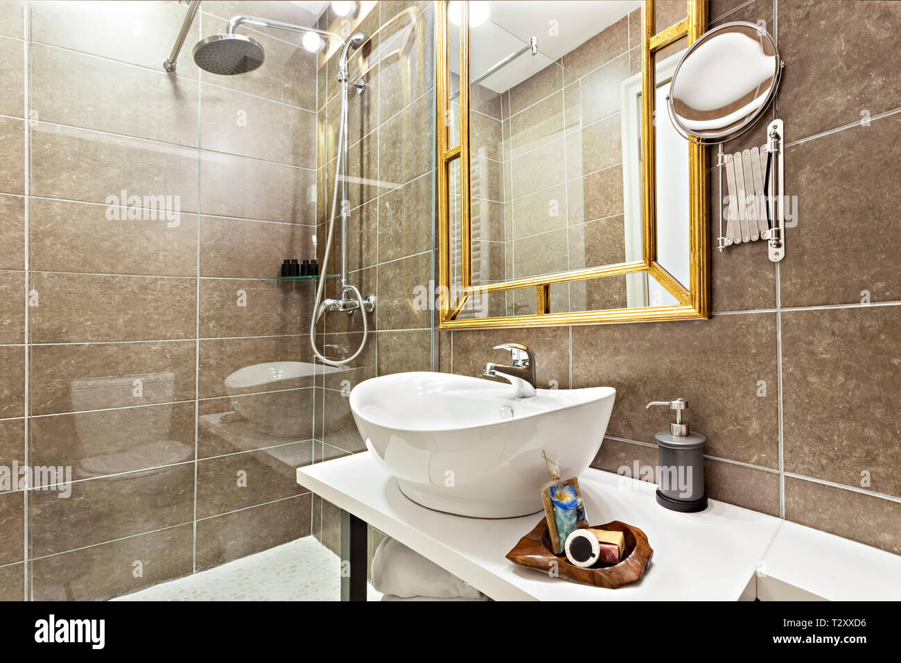 L'intérieur contemporain et moderne salle de bains avec lavabo et miroir,  cabine de douche en verre avec sol en marbre entourent Photo Stock - Alamy