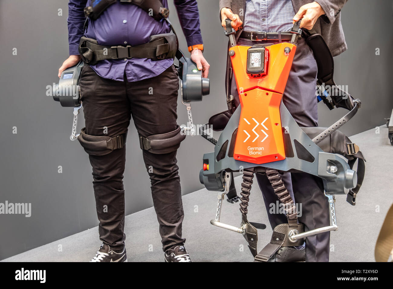 HANNOVER / ALLEMAGNE - 02 avril 2019 : : allemand Bionic présente pour l'exosquelette robot Ito industrielle à la foire de Hanovre. Banque D'Images