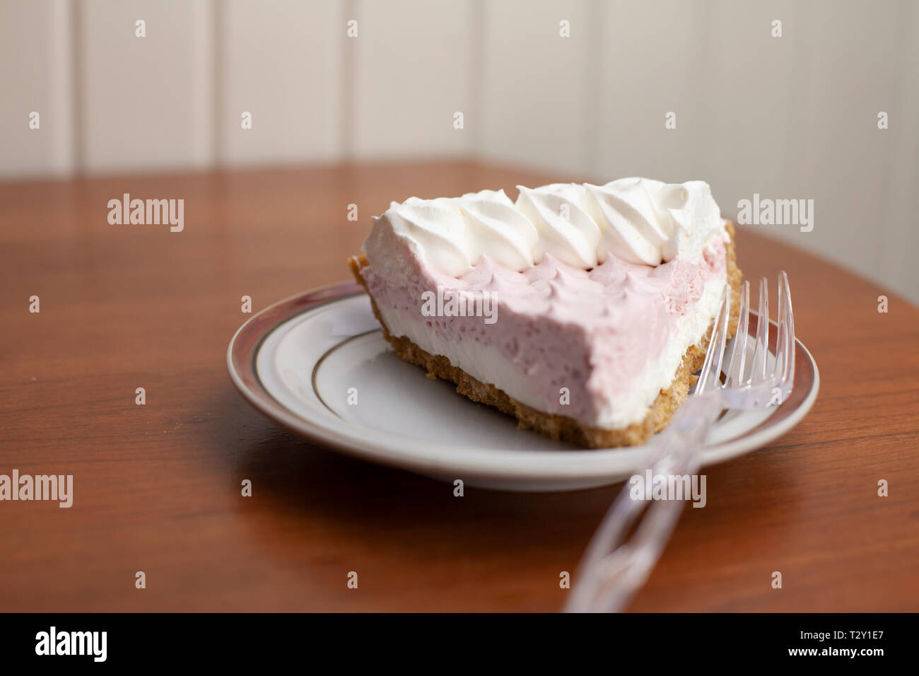 Une Coupe de fraises et crème de tarte sur un plat de service Banque D'Images