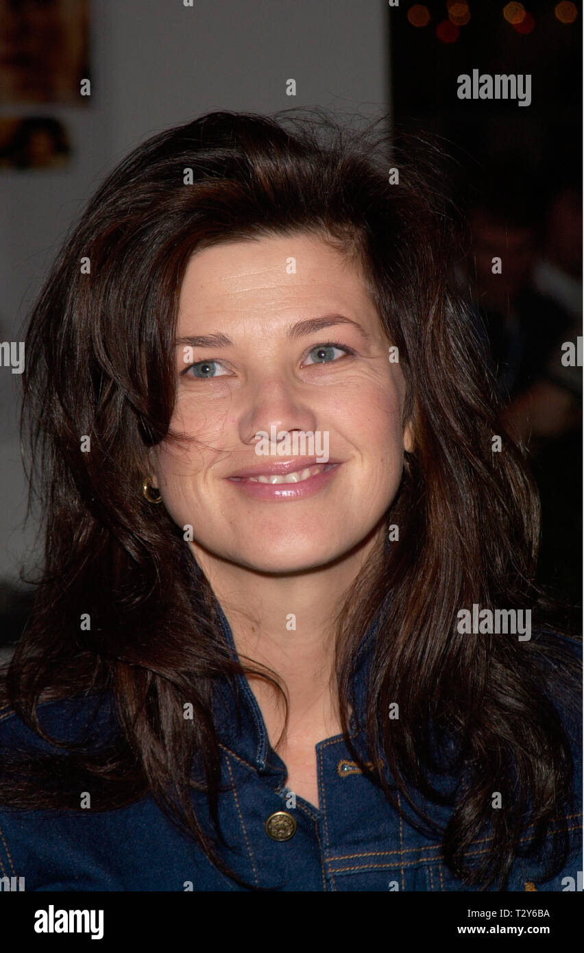 LAS VEGAS, NV. Juillet 09, 2000 : l'actrice DAPHNE ZUNIGA au 19e congrès annuel (VSDA Video Software Dealers Assoc) Convention & Expo, à l'hôtel vénitien, Las Vegas. Elle faisait la promotion de son film Stand-Ins. Photo : Paul Smith/Featureflash Banque D'Images