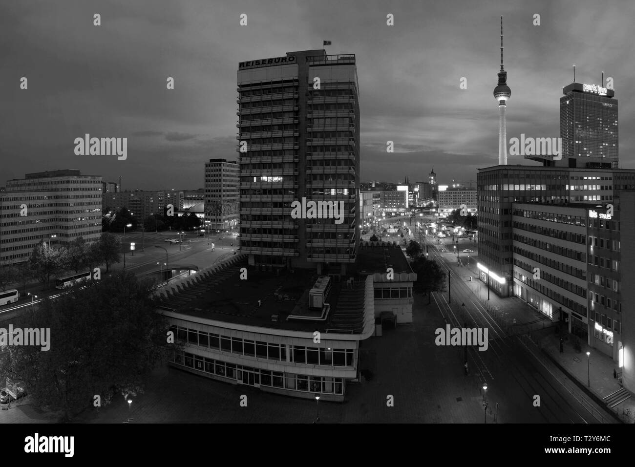 Alexander Platz et la tour de la télévision dans la nuit. Banque D'Images
