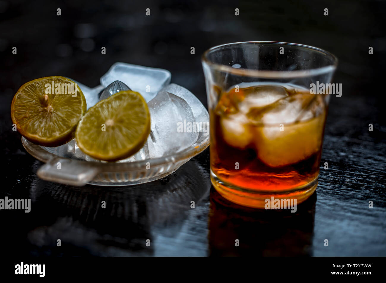 Close up de remédier à la gueule de c.-à-d. le jus de citron sur la surface en bois avec du Scotch whisky ou whiskey ou de grain. Banque D'Images