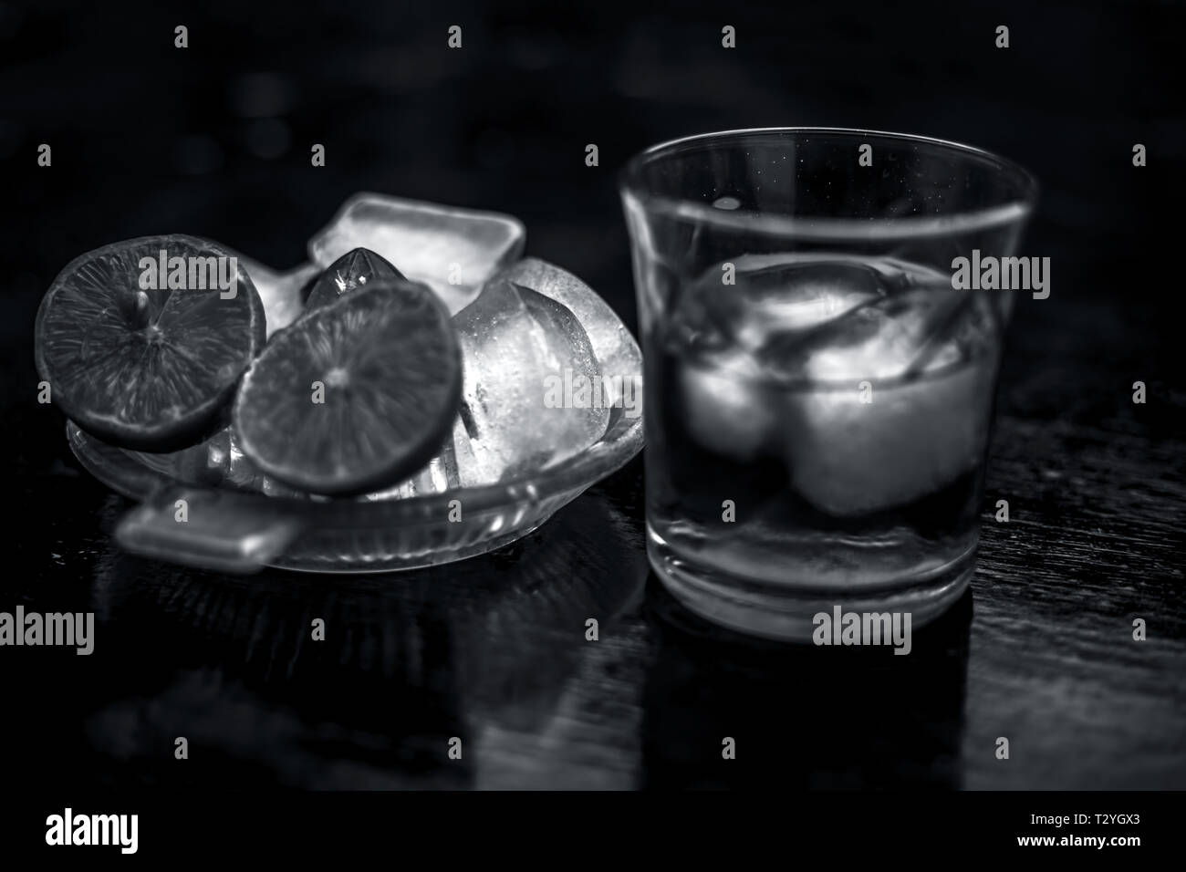 Close up de remédier à la gueule de c.-à-d. le jus de citron sur la surface en bois avec du Scotch whisky ou whiskey ou de grain. Banque D'Images