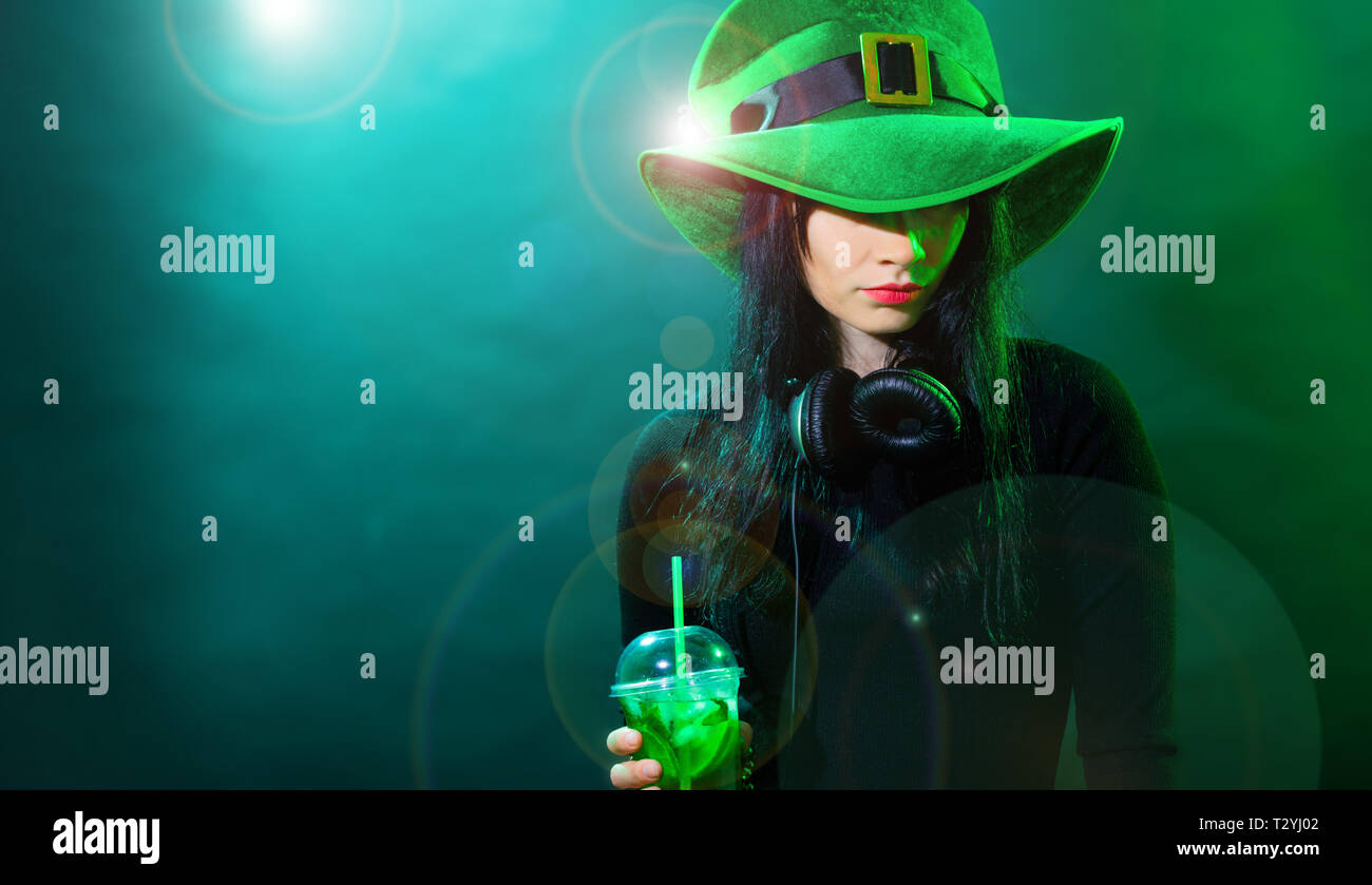 Portrait de jeune fille DJ irlandais sur fond vert. DJ femme headphne avec  chapeau vert et joue de la musique sur la fête de saint Patrick Photo Stock  - Alamy