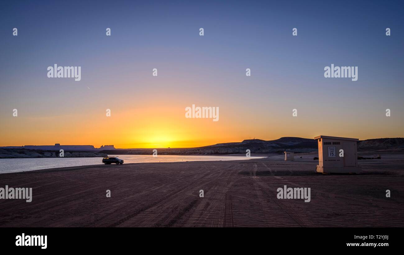 Cabine de plage au lever du soleil, plage de sable de plage de Lone Rock au lac Powell, Glen Canyon National Recreation Area, Page, Utah, USA Banque D'Images