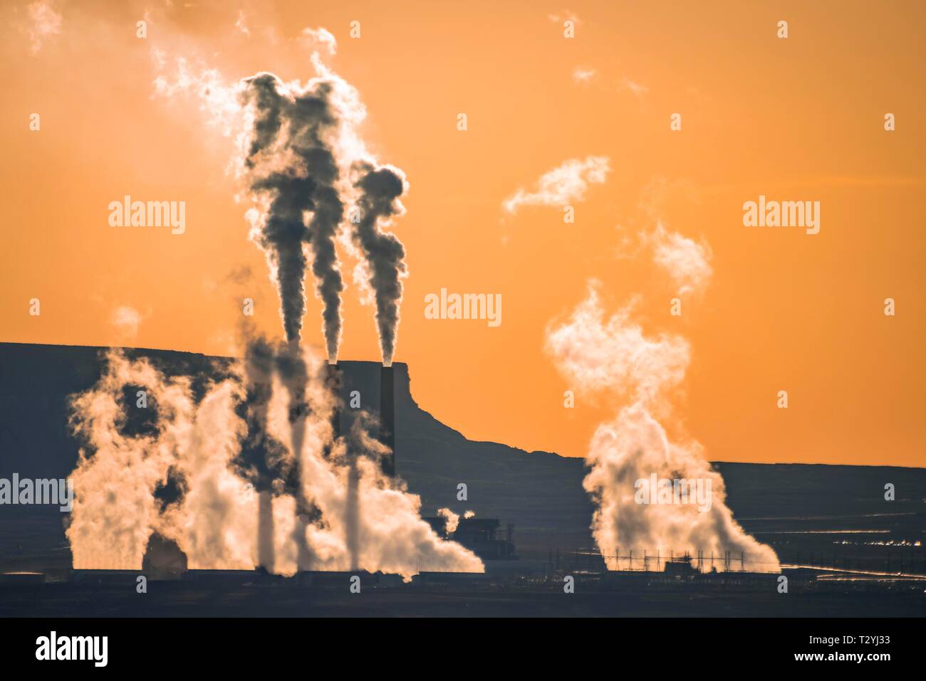 Cheminées, vapeur au charbon de Navajo Station dans la lumière du matin, rétroéclairage, Navajo Nation Réservation, Page, Arizona, USA Banque D'Images