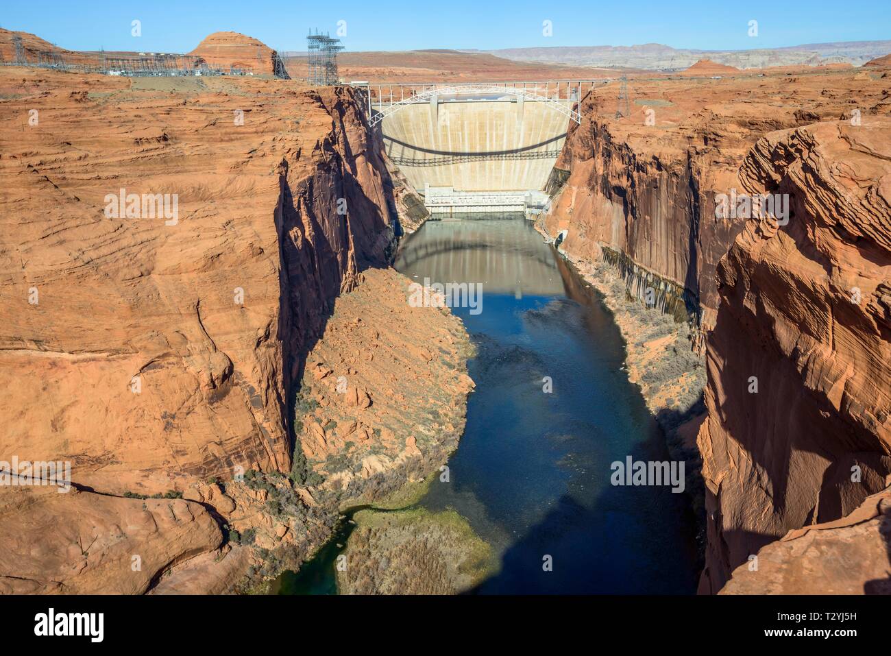 Avis de Glen Canyon Dam et Colorado River, barrage de Glen Canyon, donnent sur le Lac Powell, près de Page, Arizona, USA Banque D'Images