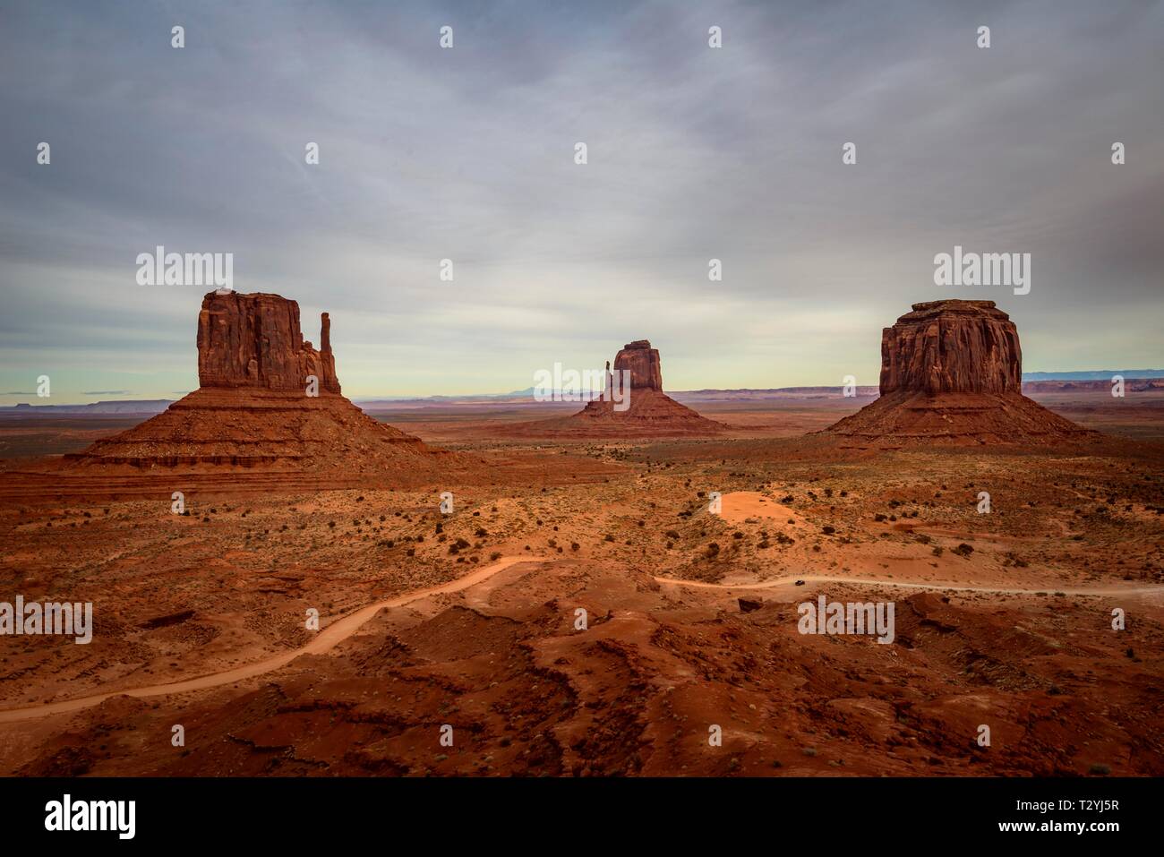 Mesas, West Mitten Butte, East Mitten Butte, Merrick Butte, une route panoramique, Monument Valley Navajo Tribal Park, Navajo Nation, Arizona, Utah, USA Banque D'Images