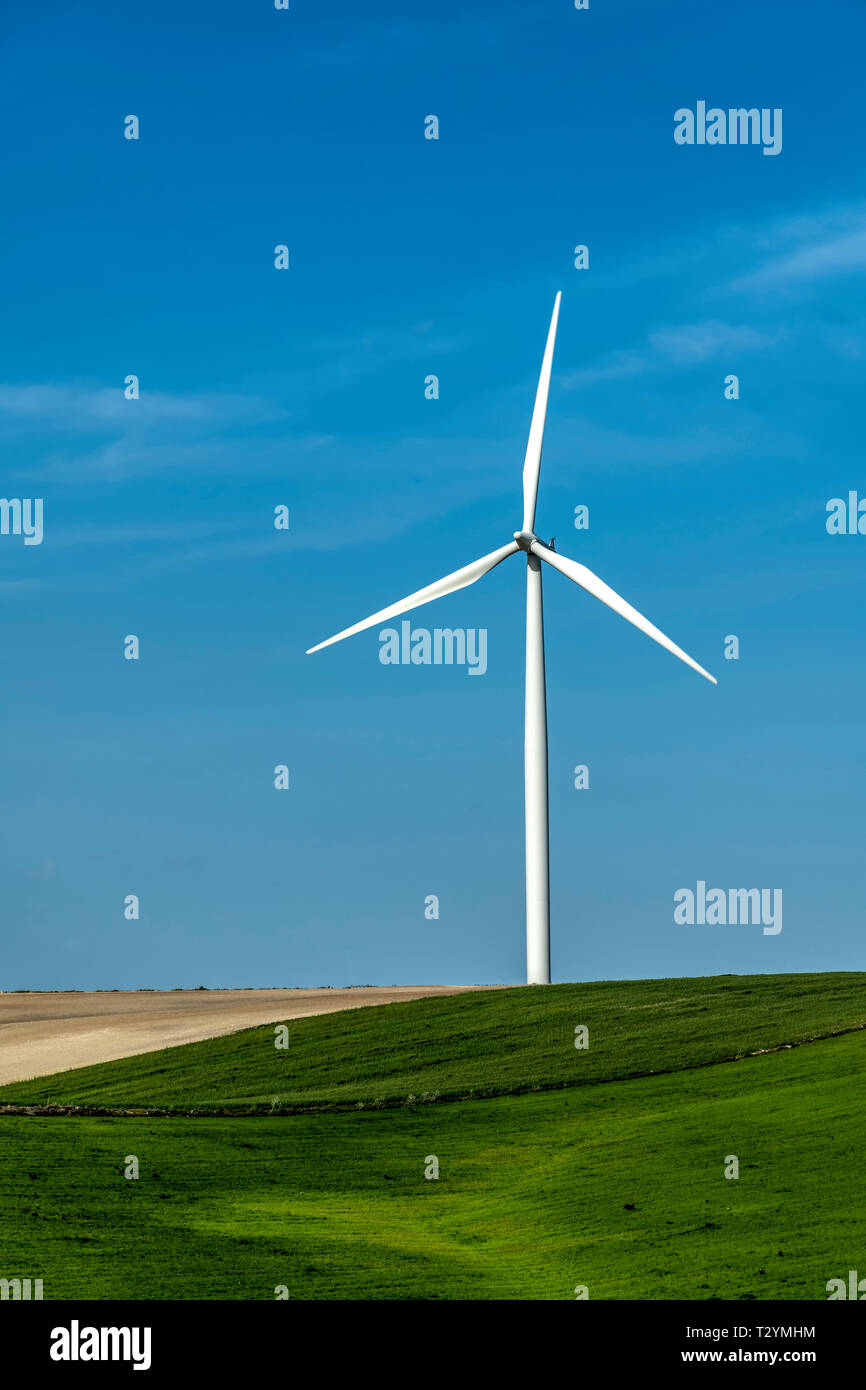 Wind turbine sous un ciel bleu, Andalousie, Espagne Banque D'Images