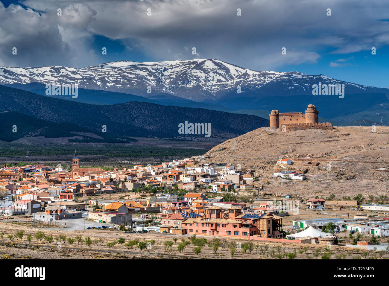 Castillo de la Calahorra castle avec la Sierra Nevada en arrière-plan, La Calahorra, Andalousie, Espagne Banque D'Images