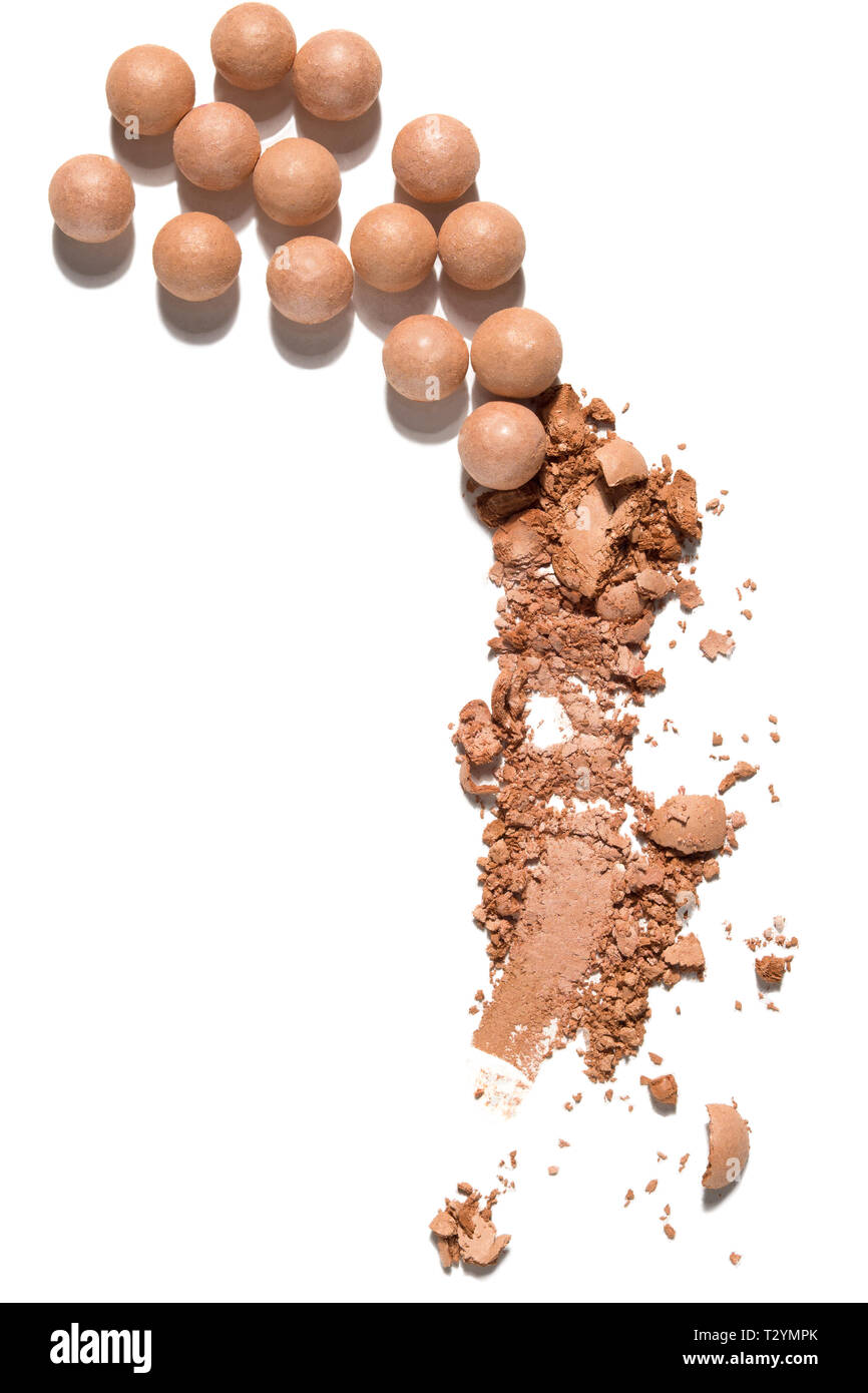 Concept créatif photo d'échantillons cosmétiques produits de beauté blush perles boules sur fond blanc. Banque D'Images