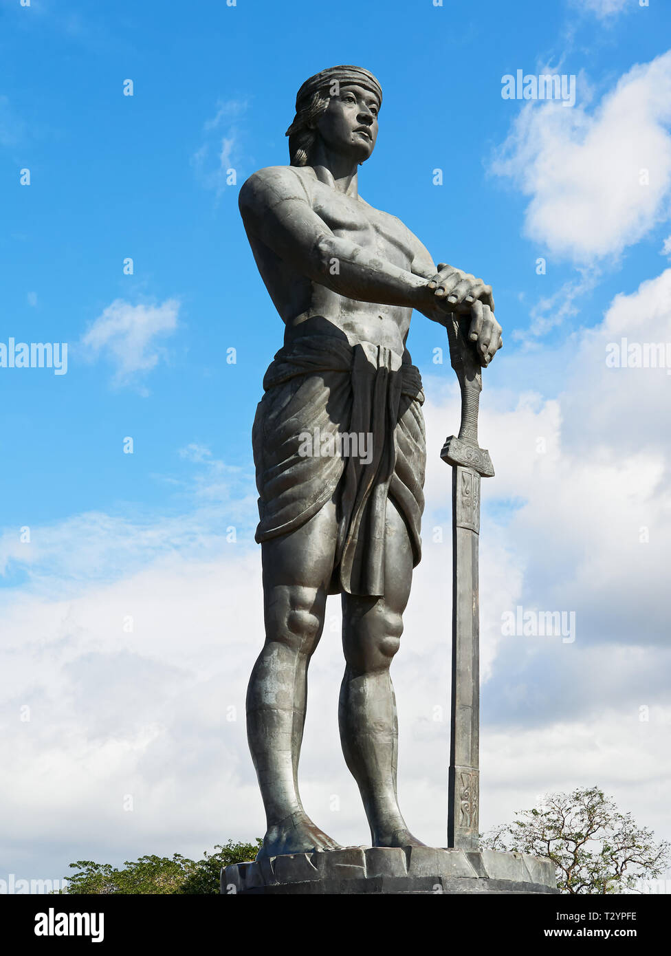 Manille, Philippines : Faible angle de vue de 40 pieds de la statue de bronze Lapu-Lapu situé à l'Agrifina cercle dans le parc Rizal Banque D'Images