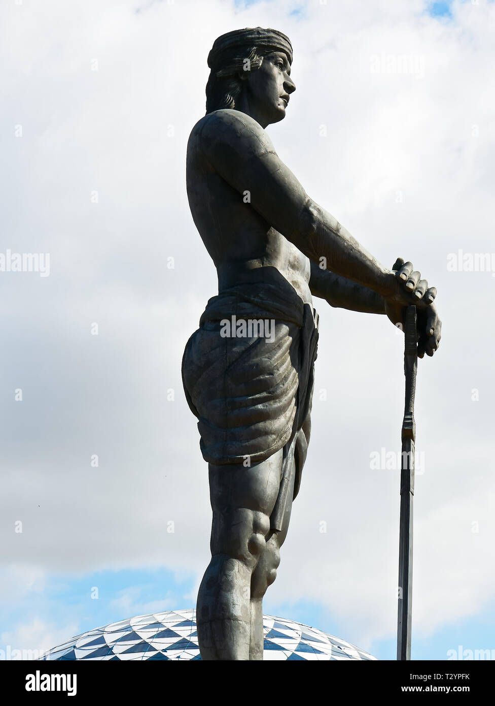 Manille, Philippines : Faible angle de vue de 40 pieds de la statue de bronze Lapu-Lapu situé à l'Agrifina cercle dans le parc Rizal Banque D'Images