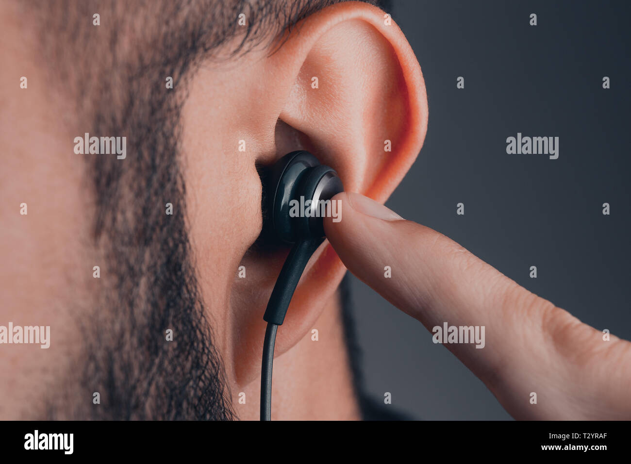 Close up of adult caucasian male avec vos écouteurs dans l'oreille Banque D'Images