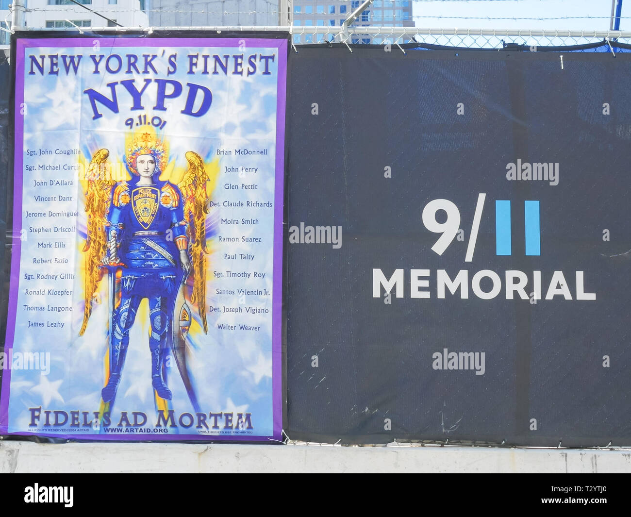NEW YORK, NEW YORK, USA - 15 septembre 2015 : une bannière commémorative à ny les pompiers tués le 11 septembre à new york city Banque D'Images
