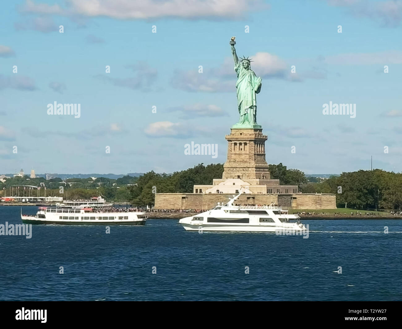 Les bateaux d'excursion et la fameuse statue de la liberté à new york Banque D'Images