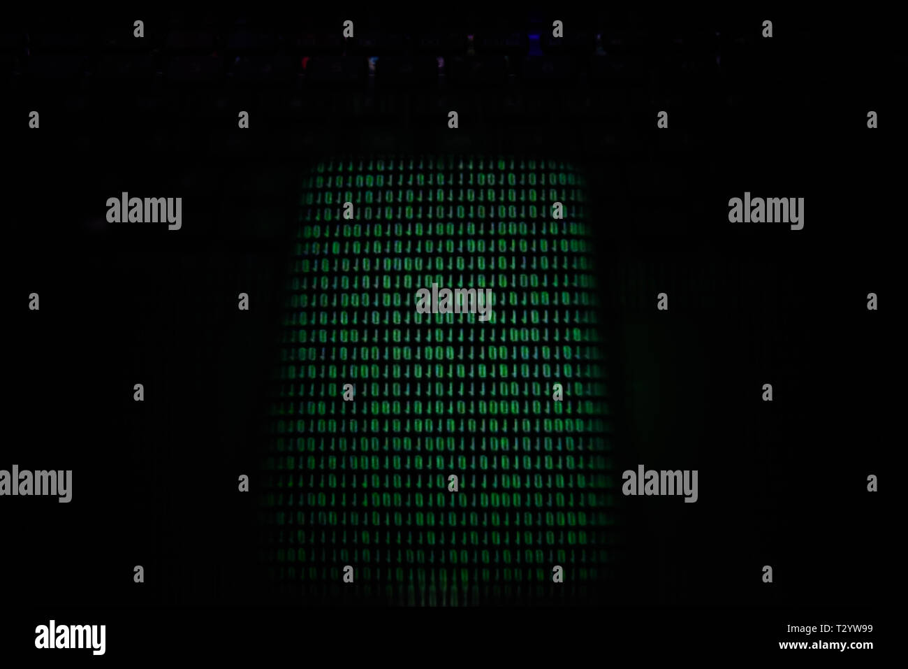 Dans cette photo illustration un écran avec le code binaire vu affichée sur un téléphone intelligent. Banque D'Images