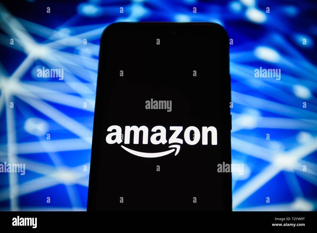 Sur cette photo, une illustration logo Amazon vu affichée sur un téléphone intelligent. Banque D'Images