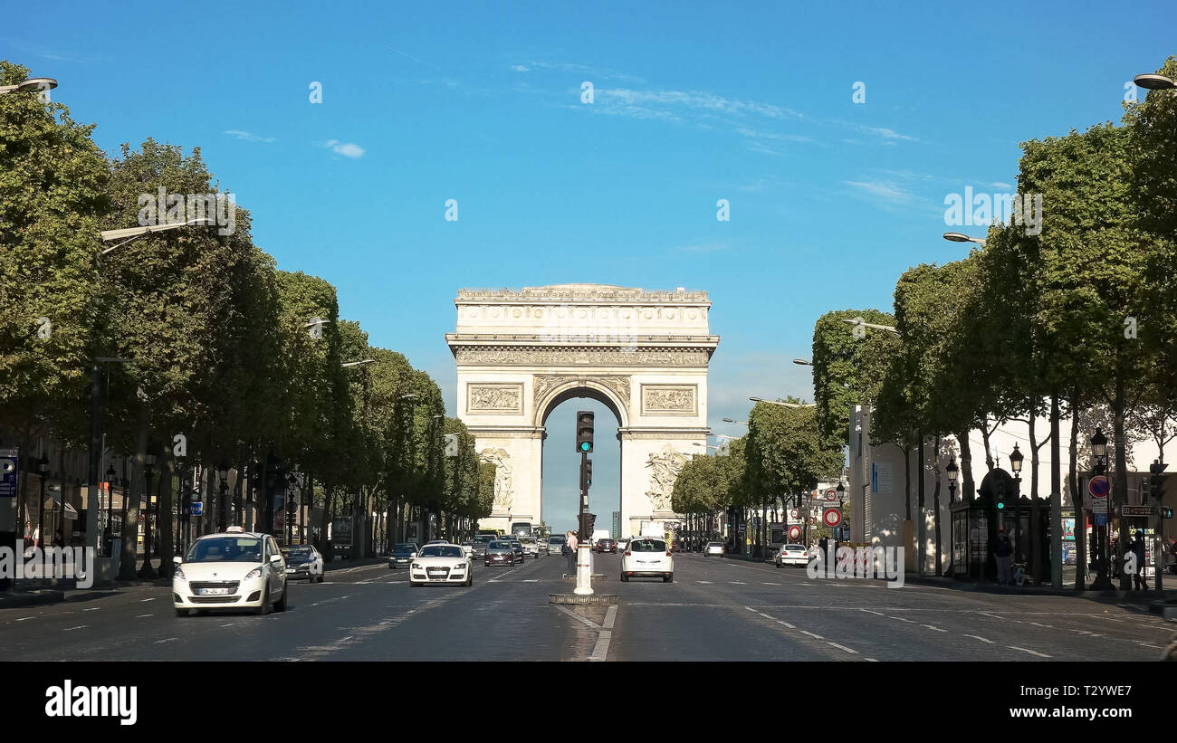 Un matin, vue sur l'arc de triomphe de l'etoile, sur l'avenue des Champs Elysées de Banque D'Images