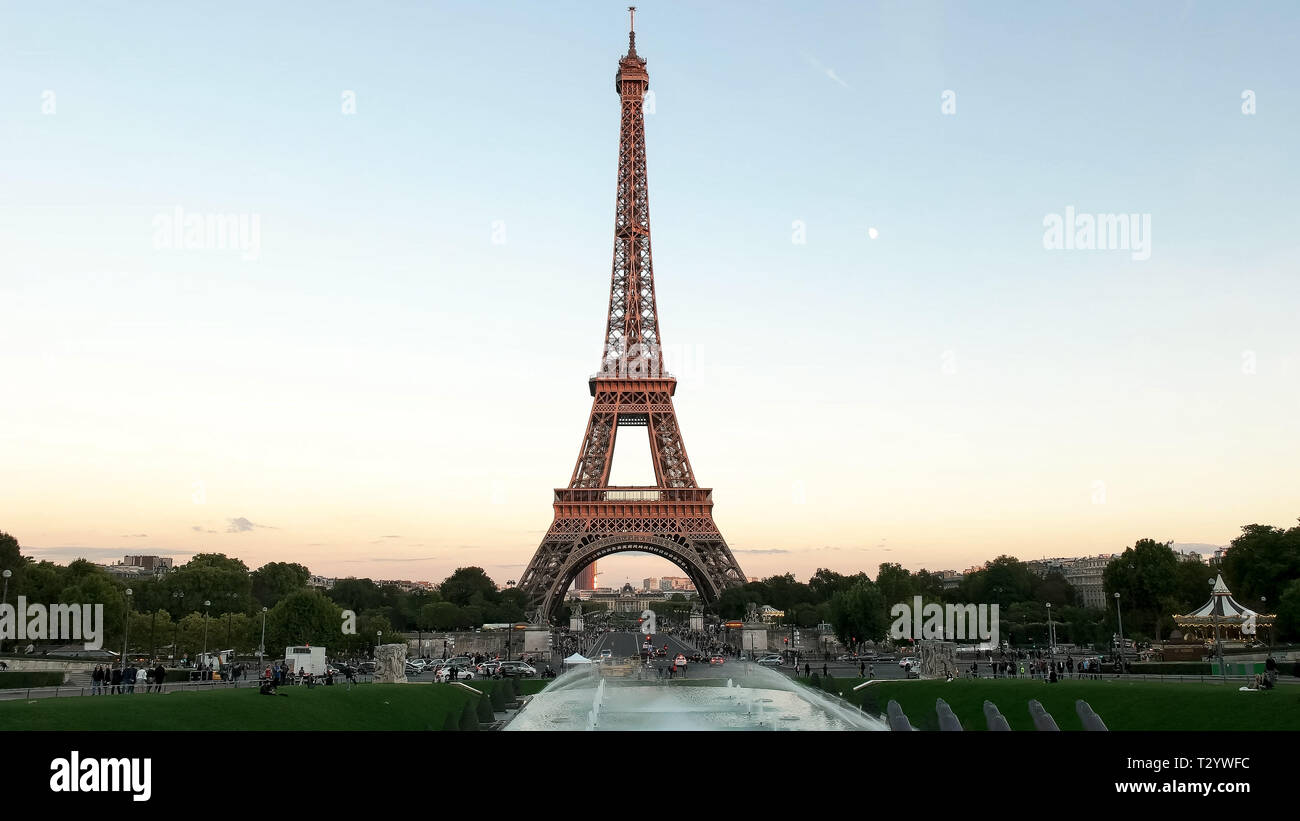 PARIS, FRANCE - 20 septembre 2015 : une soirée sur la tour eiffel l'un des plus célèbres monuments de Paris Banque D'Images