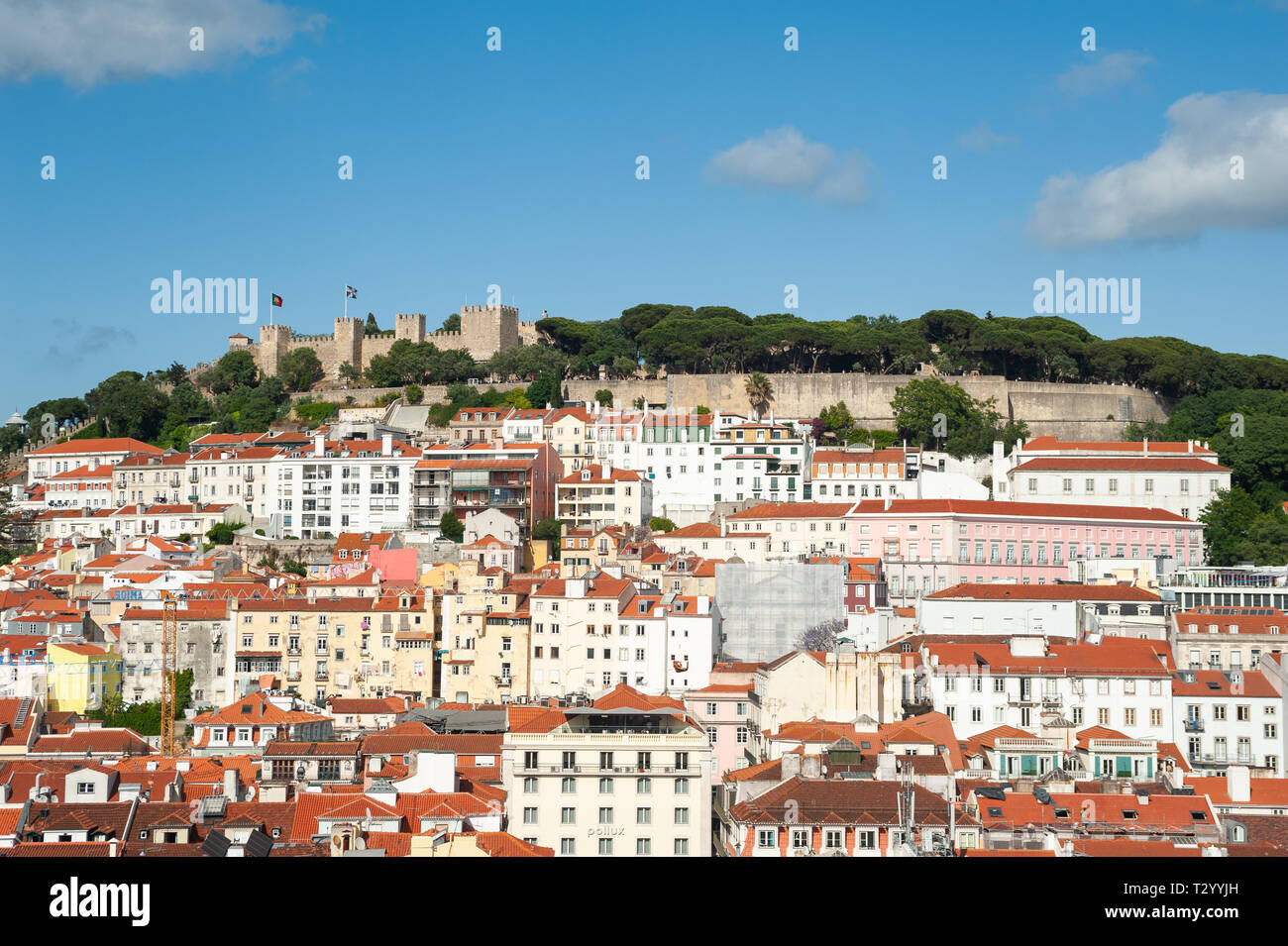 11.06.2018, Lisbonne, Portugal, Europe - une vue sur la ville historique de Baixa district avec le Castelo de Sao Jorge dans la toile. Banque D'Images