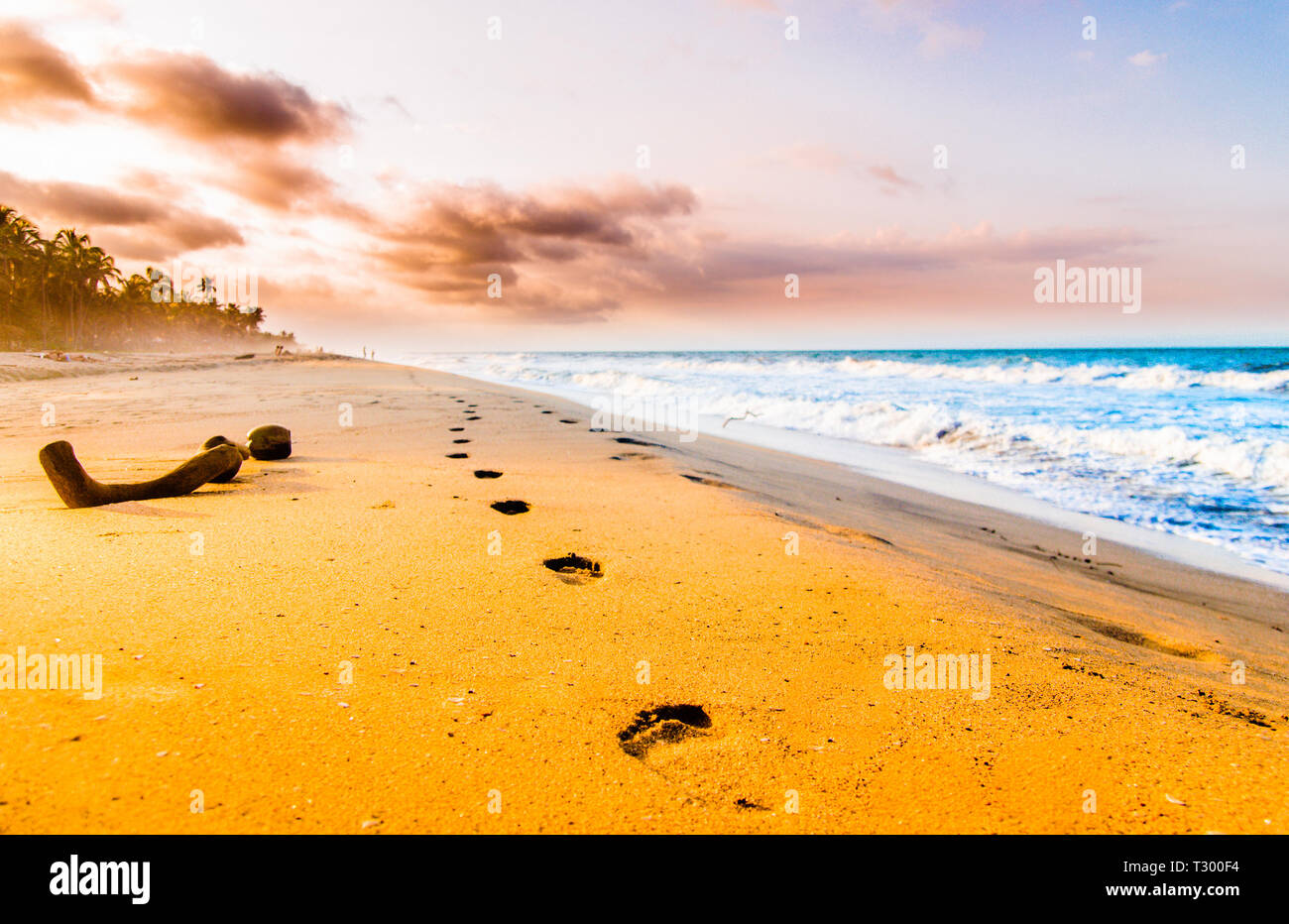Vue sur le coucher du soleil et sur la Foodsteps beach par Tayrona en Colombie Banque D'Images